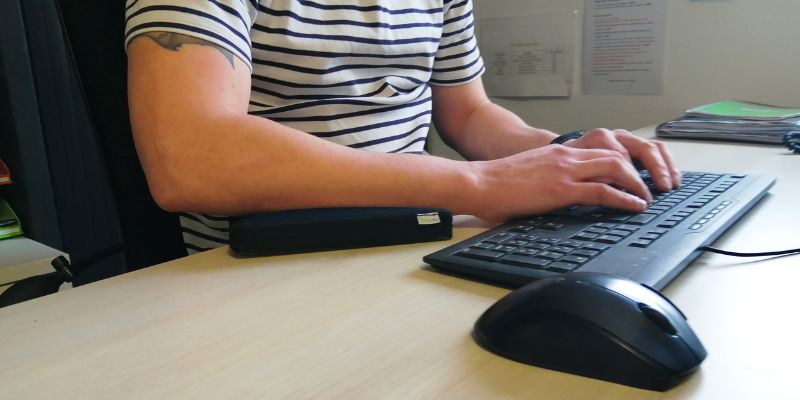 repose bras pour douleurs au coude au bureau